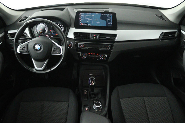 BMW X1 SDrive20i Business Edition Plus (DIGITALE COCKPIT, CRUISE CONTROL, PARKEERSENSOREN, HEAD-UP DISPLAY, DEALER ONDERHOUDEN)