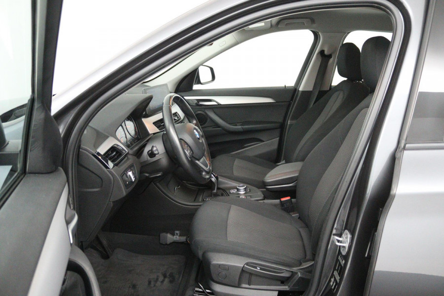 BMW X1 SDrive20i Business Edition Plus (DIGITALE COCKPIT, CRUISE CONTROL, PARKEERSENSOREN, HEAD-UP DISPLAY, DEALER ONDERHOUDEN)
