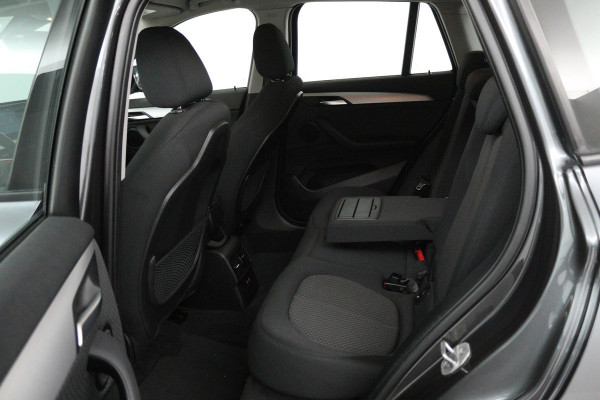 BMW X1 SDrive20i Business Edition Plus (DIGITALE COCKPIT, CRUISE CONTROL, PARKEERSENSOREN, HEAD-UP DISPLAY, DEALER ONDERHOUDEN)