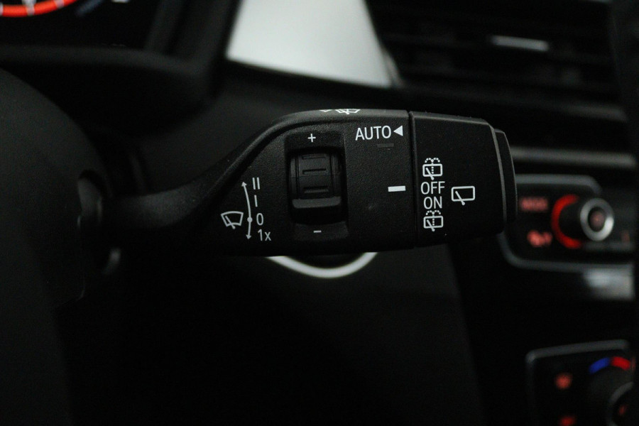 BMW X1 SDrive20i Business Edition Plus (DIGITALE COCKPIT, CRUISE CONTROL, PARKEERSENSOREN, HEAD-UP DISPLAY, DEALER ONDERHOUDEN)