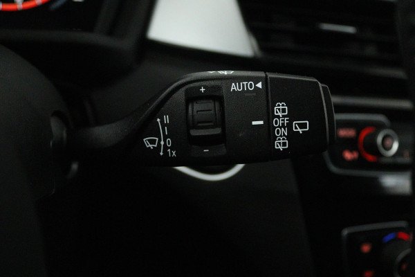 BMW X1 SDrive20i Business Edition Plus (DIGITALE COCKPIT, CRUISE CONTROL, PARKEERSENSOREN, HEAD-UP DISPLAY, DEALER ONDERHOUDEN)