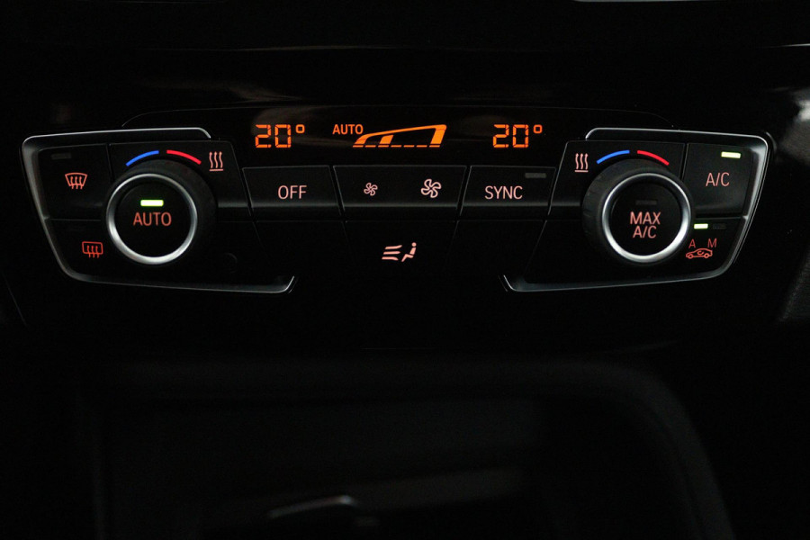 BMW X1 SDrive20i Business Edition Plus (DIGITALE COCKPIT, CRUISE CONTROL, PARKEERSENSOREN, HEAD-UP DISPLAY, DEALER ONDERHOUDEN)