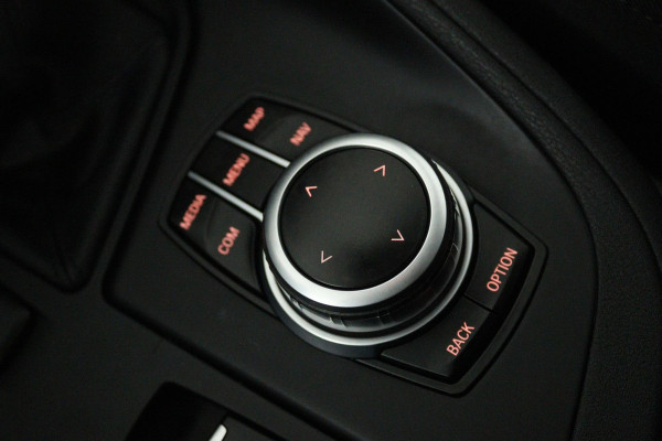 BMW X1 SDrive20i Business Edition Plus (DIGITALE COCKPIT, CRUISE CONTROL, PARKEERSENSOREN, HEAD-UP DISPLAY, DEALER ONDERHOUDEN)