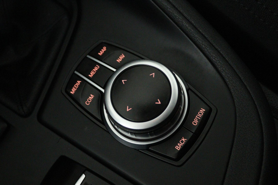 BMW X1 SDrive20i Business Edition Plus (DIGITALE COCKPIT, CRUISE CONTROL, PARKEERSENSOREN, HEAD-UP DISPLAY, DEALER ONDERHOUDEN)