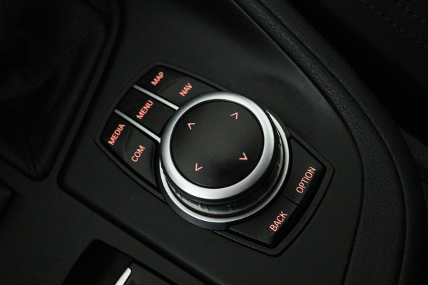 BMW X1 SDrive20i Business Edition Plus (DIGITALE COCKPIT, CRUISE CONTROL, PARKEERSENSOREN, HEAD-UP DISPLAY, DEALER ONDERHOUDEN)