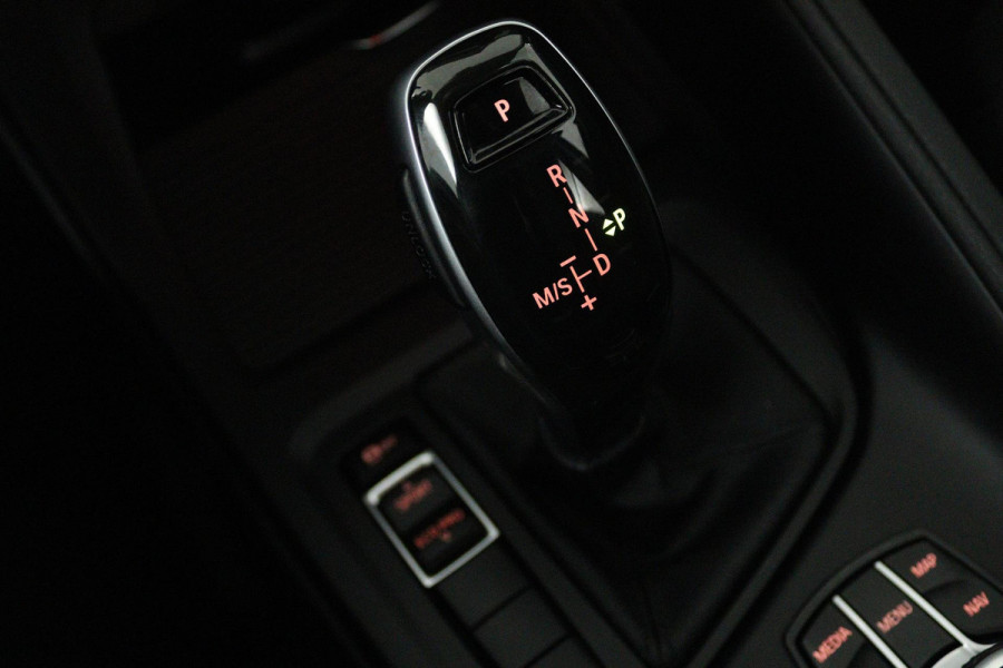 BMW X1 SDrive20i Business Edition Plus (DIGITALE COCKPIT, CRUISE CONTROL, PARKEERSENSOREN, HEAD-UP DISPLAY, DEALER ONDERHOUDEN)