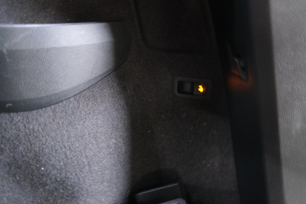 Škoda Karoq 1.5 TSI ACT Sportline Business - N.A.P. Airco, Cruise, Navi, PDC, Camera, Schuifdak, Trekhaak.