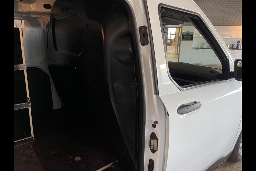 Ford Transit Courier 1.0 EcoBoost Trend benzine grijs kenteken / zo goed als nieuw / fabrieksgarantie tot 07-03-2026 / vaste prijs rijklaar € 19.950 ex / lease vanaf € 336 / direct leverbaar