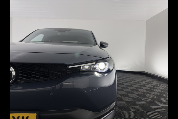 Mazda MX-30 e-SkyActiv 145 First Edition 36 kWh {SOH-92%} (INCL-BTW) Aut.*LEATHER-MICROFIBRE | FULL-LED | NAVI-FULLMAP | KEYLESS | BLIND-SPOT |  ADAPTIVE-CRUISE | HEAD-UP | CAMERA | DIGI-COCKPIT | MEMORY-PACK | SHIFT-PADDLES | 18"ALU*