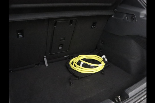 Volkswagen ID.3 First Plus 58 kWh | Stoelverwarming | Adaptive cruise | Matrix LED | Camera | Carplay | Sfeerverlichting | Navigatie | Keyless | Stuurverwarming