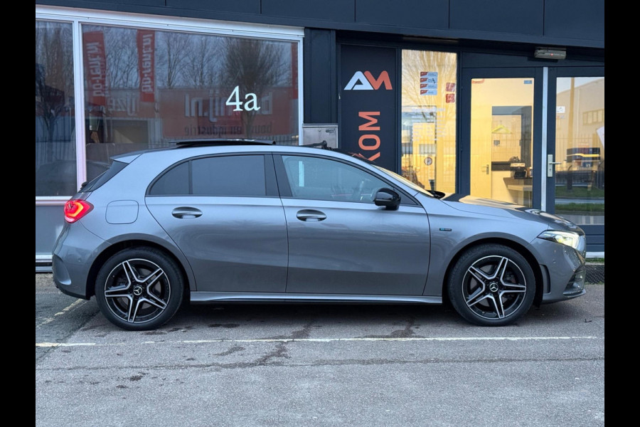 Mercedes-Benz A-Klasse 250 e AMG Line | Pano | Sfeer | Cruise