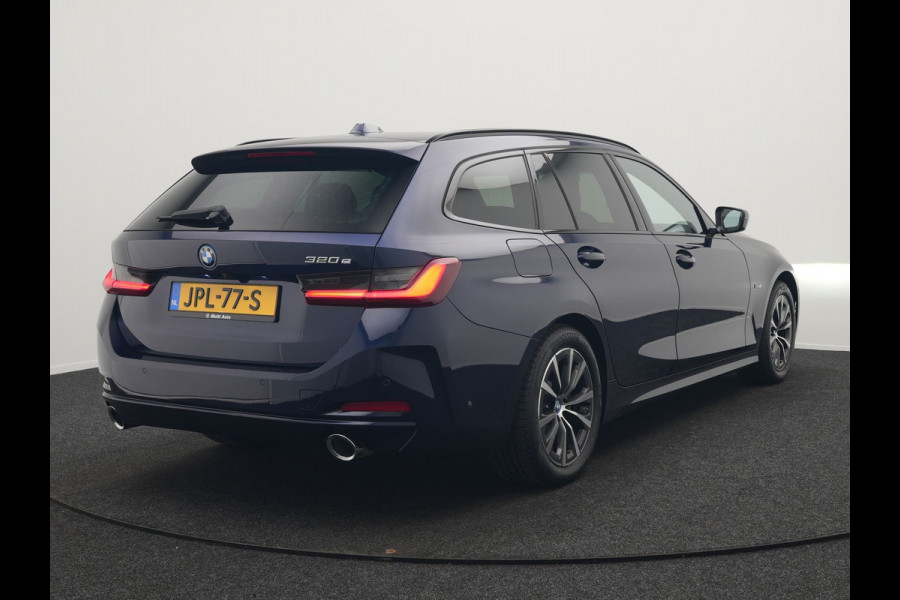 BMW 3 Serie Touring 320e Plug In Hybrid 204pk Dealer O.H. PHEV | Panodak | Widescreen Navi | Camera | Lederen Sportstoelen Verwarmd | Sfeerverlichting | Apple Carplay | Navigatie | Virtual | DAB | Tansanitblau II Metallic |