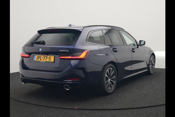 BMW 3 Serie Touring 320e Plug In Hybrid 204pk Dealer O.H. PHEV | Panodak | Widescreen Navi | Camera | Lederen Sportstoelen Verwarmd | Sfeerverlichting | Apple Carplay | Navigatie | Virtual | DAB | Tansanitblau II Metallic |