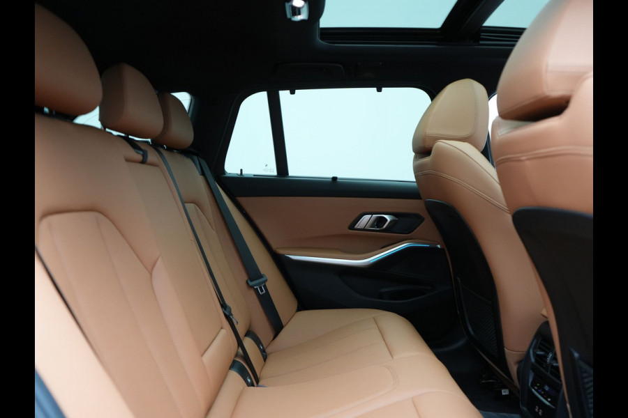 BMW 3 Serie Touring 320e Plug In Hybrid 204pk Dealer O.H. PHEV | Panodak | Widescreen Navi | Camera | Lederen Sportstoelen Verwarmd | Sfeerverlichting | Apple Carplay | Navigatie | Virtual | DAB | Tansanitblau II Metallic |