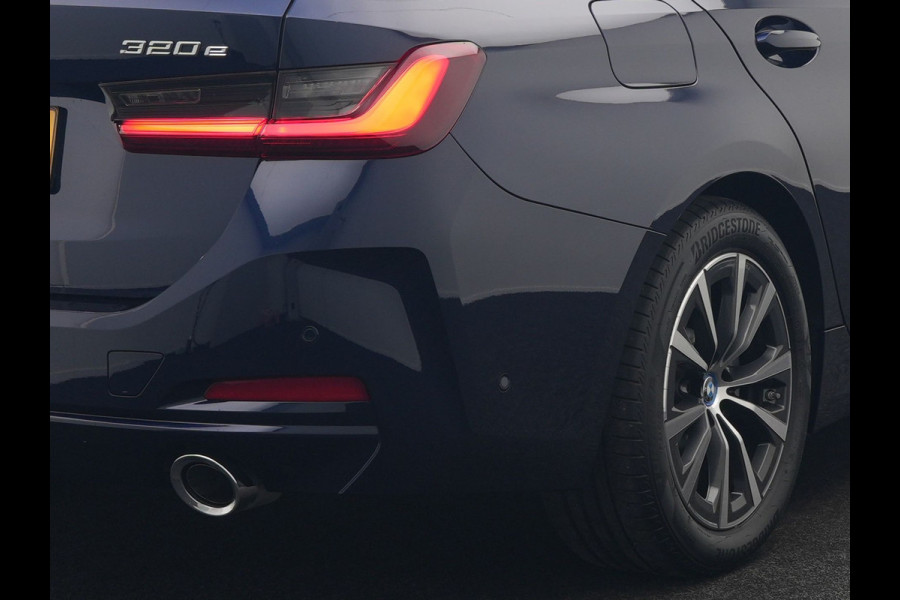 BMW 3 Serie Touring 320e Plug In Hybrid 204pk Dealer O.H. PHEV | Panodak | Widescreen Navi | Camera | Lederen Sportstoelen Verwarmd | Sfeerverlichting | Apple Carplay | Navigatie | Virtual | DAB | Tansanitblau II Metallic |