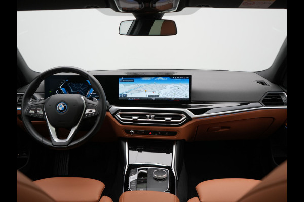 BMW 3 Serie Touring 320e Plug In Hybrid 204pk Dealer O.H. PHEV | Panodak | Widescreen Navi | Camera | Lederen Sportstoelen Verwarmd | Sfeerverlichting | Apple Carplay | Navigatie | Virtual | DAB | Tansanitblau II Metallic |
