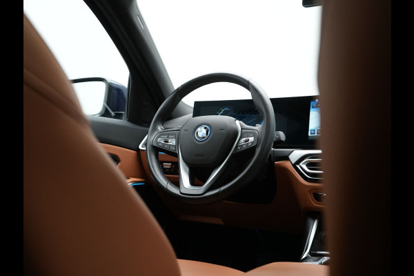BMW 3 Serie Touring 320e Plug In Hybrid 204pk Dealer O.H. PHEV | Panodak | Widescreen Navi | Camera | Lederen Sportstoelen Verwarmd | Sfeerverlichting | Apple Carplay | Navigatie | Virtual | DAB | Tansanitblau II Metallic |