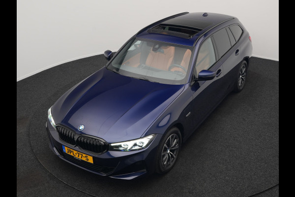 BMW 3 Serie Touring 320e Plug In Hybrid 204pk Dealer O.H. PHEV | Panodak | Widescreen Navi | Camera | Lederen Sportstoelen Verwarmd | Sfeerverlichting | Apple Carplay | Navigatie | Virtual | DAB | Tansanitblau II Metallic |