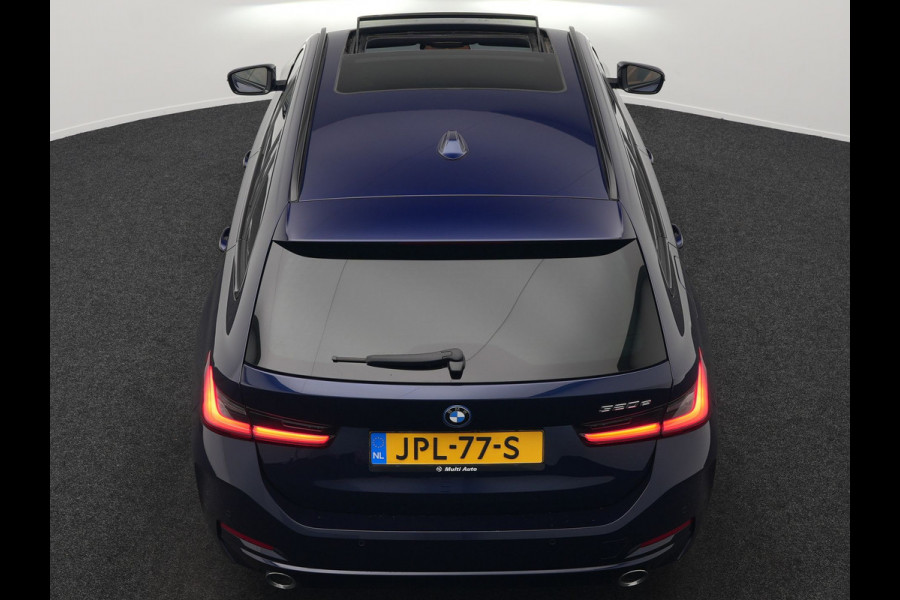BMW 3 Serie Touring 320e Plug In Hybrid 204pk Dealer O.H. PHEV | Panodak | Widescreen Navi | Camera | Lederen Sportstoelen Verwarmd | Sfeerverlichting | Apple Carplay | Navigatie | Virtual | DAB | Tansanitblau II Metallic |