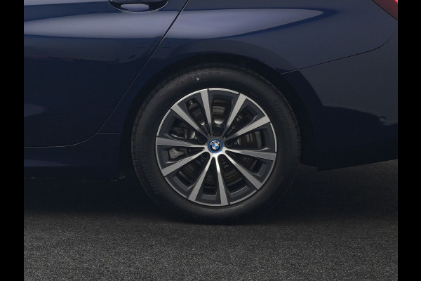 BMW 3 Serie Touring 320e Plug In Hybrid 204pk Dealer O.H. PHEV | Panodak | Widescreen Navi | Camera | Lederen Sportstoelen Verwarmd | Sfeerverlichting | Apple Carplay | Navigatie | Virtual | DAB | Tansanitblau II Metallic |
