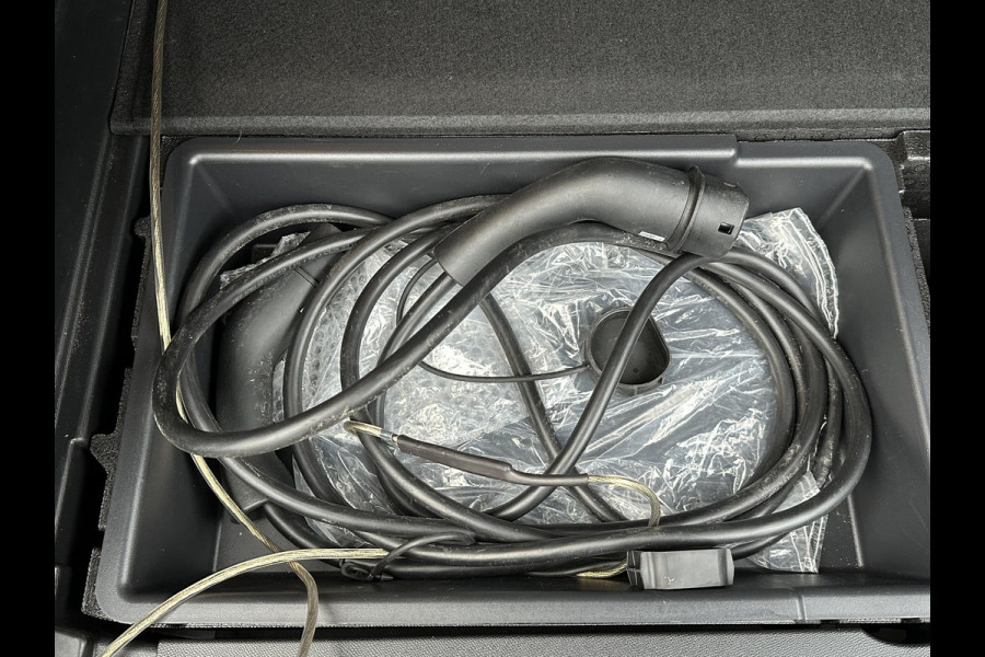 Peugeot 3008 1.6 HYbrid 225 Allure Pack Business VAN: €30.900,- VOOR: €26.877,- UW EINDEJAARSVOORDEEL: €4.023,-  | ALLURE PACK | APPLE CARPLAY/ANDROID AUTO | ADAPTIVE CRUISE CONTROL | ACHTERUITRIJCAMERA | NAVIGATIE |