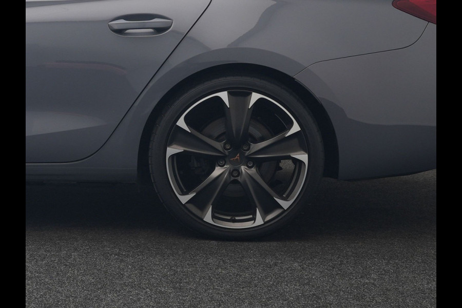 CUPRA Leon 1.4 e-Hybrid VZ Plug In Hybrid 245pk Dealer O.H PHEV | Keyless | Cruise Control | Lederen Sportstoelen Verwarmd | Navigatie | Virtual | Front & Lane Assist | Sportstuur Verwarmd | Sfeerverlichting | DAB | 19"L.M |