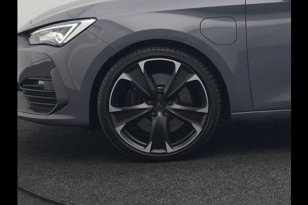 CUPRA Leon 1.4 e-Hybrid VZ Plug In Hybrid 245pk Dealer O.H PHEV | Keyless | Cruise Control | Lederen Sportstoelen Verwarmd | Navigatie | Virtual | Front & Lane Assist | Sportstuur Verwarmd | Sfeerverlichting | DAB | 19"L.M |