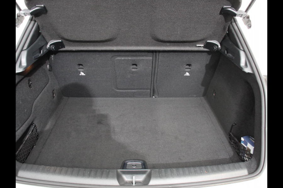 Mercedes-Benz GLA 200 Automaat Premium Plus | AMG Velgen | Climate control | Cruise control | Navigatie | Parkeersensoren | Achteruitrijcamera | Lichtmetalen velgen | Radio | LED | Voorstoelen verwarmd | Apple Carplay/ Android Auto