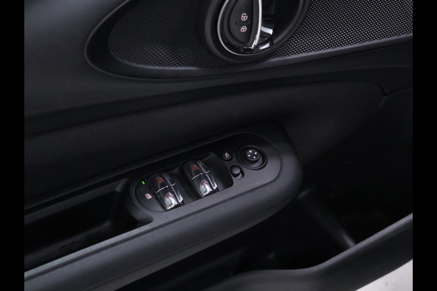 MINI Clubman 1.5 Cooper Salt Business [PDC ACHTER, CLIMATE CONTROL, CRUISE CONTROL, BLUETOOTH TELEFOON, NAVIGATIE, LICHTMETALEN VELGEN, NIEUWSTAAT]