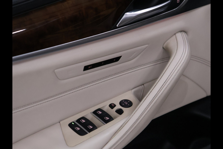 BMW 5 Serie Touring 530i High Executive Luxury Line [LUCHTVERING, SCHUIFKANTELDAK, MEMORY SEATS, HEAD-UP, ACTIVE PROTECTION, STUURVERWARMING, ACHTERUITRIJCAMERA, PDC V+A, STOELVERWARMING, BMW ADAPTIVE LED, CRUISE, CLIMATE, BLUETOOTH, NIEUWSTAA