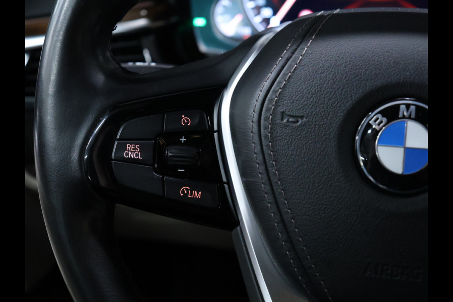 BMW 5 Serie Touring 530i High Executive Luxury Line [LUCHTVERING, SCHUIFKANTELDAK, MEMORY SEATS, HEAD-UP, ACTIVE PROTECTION, STUURVERWARMING, ACHTERUITRIJCAMERA, PDC V+A, STOELVERWARMING, BMW ADAPTIVE LED, CRUISE, CLIMATE, BLUETOOTH, NIEUWSTAA