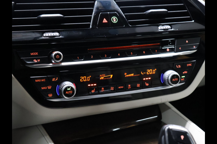 BMW 5 Serie Touring 530i High Executive Luxury Line [LUCHTVERING, SCHUIFKANTELDAK, MEMORY SEATS, HEAD-UP, ACTIVE PROTECTION, STUURVERWARMING, ACHTERUITRIJCAMERA, PDC V+A, STOELVERWARMING, BMW ADAPTIVE LED, CRUISE, CLIMATE, BLUETOOTH, NIEUWSTAA