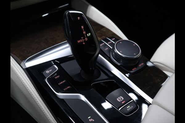 BMW 5 Serie Touring 530i High Executive Luxury Line [LUCHTVERING, SCHUIFKANTELDAK, MEMORY SEATS, HEAD-UP, ACTIVE PROTECTION, STUURVERWARMING, ACHTERUITRIJCAMERA, PDC V+A, STOELVERWARMING, BMW ADAPTIVE LED, CRUISE, CLIMATE, BLUETOOTH, NIEUWSTAA