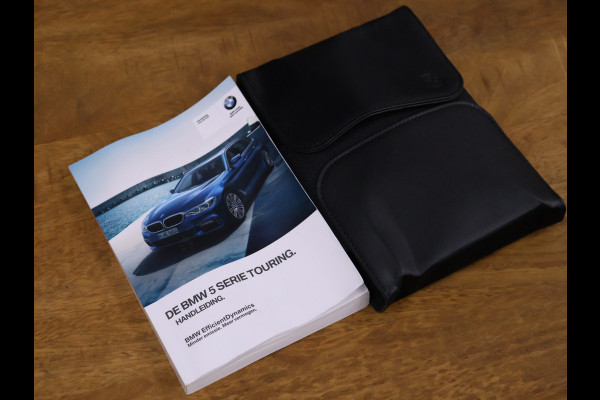 BMW 5 Serie Touring 530i High Executive Luxury Line [LUCHTVERING, SCHUIFKANTELDAK, MEMORY SEATS, HEAD-UP, ACTIVE PROTECTION, STUURVERWARMING, ACHTERUITRIJCAMERA, PDC V+A, STOELVERWARMING, BMW ADAPTIVE LED, CRUISE, CLIMATE, BLUETOOTH, NIEUWSTAA