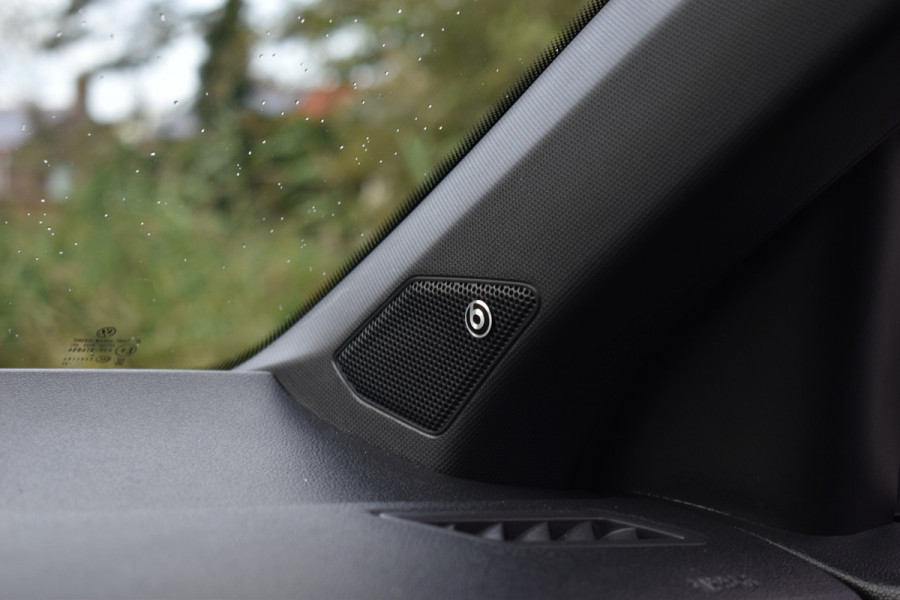 Volkswagen T-Roc R 2.0 TSI 300PK DSG 4MOTION R-SPORT BEATS/LEDER/TREKHAAK/PANORAMADAK