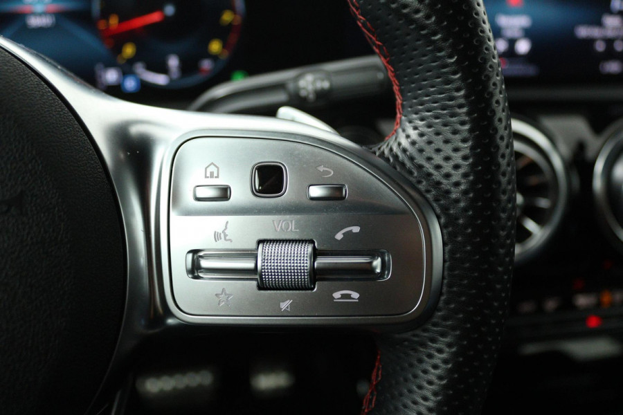 Mercedes-Benz A-Klasse 180 Business Solution AMG (SFEERVERLICHTING, STOELVERWARMING, ACHTERUITRIJCAMERA, NAVIGATIE, SENSOREN)