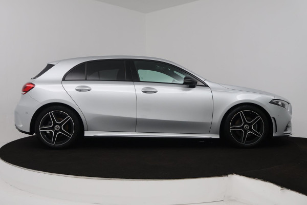 Mercedes-Benz A-Klasse 180 Business Solution AMG (SFEERVERLICHTING, STOELVERWARMING, ACHTERUITRIJCAMERA, NAVIGATIE, SENSOREN)