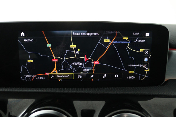 Mercedes-Benz A-Klasse 180 Business Solution AMG (SFEERVERLICHTING, STOELVERWARMING, ACHTERUITRIJCAMERA, NAVIGATIE, SENSOREN)