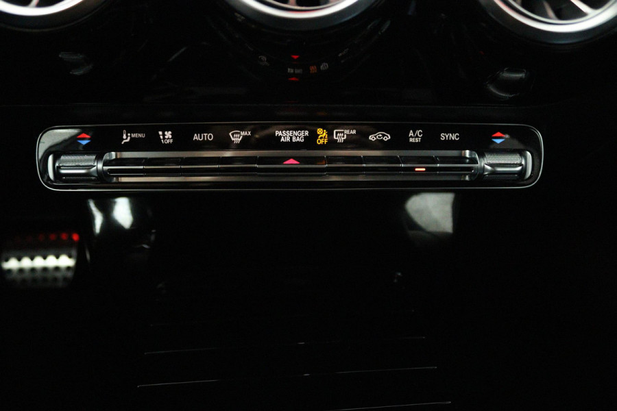 Mercedes-Benz A-Klasse 180 Business Solution AMG (SFEERVERLICHTING, STOELVERWARMING, ACHTERUITRIJCAMERA, NAVIGATIE, SENSOREN)