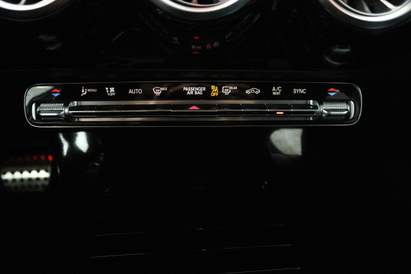 Mercedes-Benz A-Klasse 180 Business Solution AMG (SFEERVERLICHTING, STOELVERWARMING, ACHTERUITRIJCAMERA, NAVIGATIE, SENSOREN)