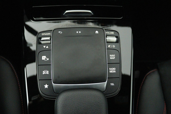 Mercedes-Benz A-Klasse 180 Business Solution AMG (SFEERVERLICHTING, STOELVERWARMING, ACHTERUITRIJCAMERA, NAVIGATIE, SENSOREN)