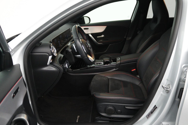 Mercedes-Benz A-Klasse 180 Business Solution AMG (SFEERVERLICHTING, STOELVERWARMING, ACHTERUITRIJCAMERA, NAVIGATIE, SENSOREN)