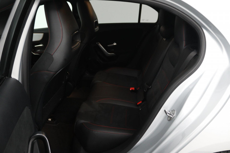 Mercedes-Benz A-Klasse 180 Business Solution AMG (SFEERVERLICHTING, STOELVERWARMING, ACHTERUITRIJCAMERA, NAVIGATIE, SENSOREN)