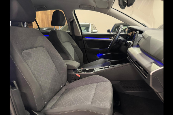 Volkswagen Golf 1.0 eTSI DSG Business, Apple Carplay, ACC, Navi, Ambiënte Light, Camera, PDC, Multistuur, Lane Assist, Prive Glas