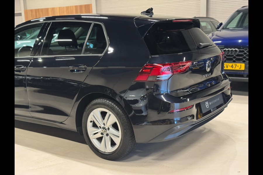 Volkswagen Golf 1.0 eTSI DSG Business, Apple Carplay, ACC, Navi, Ambiënte Light, Camera, PDC, Multistuur, Lane Assist, Prive Glas