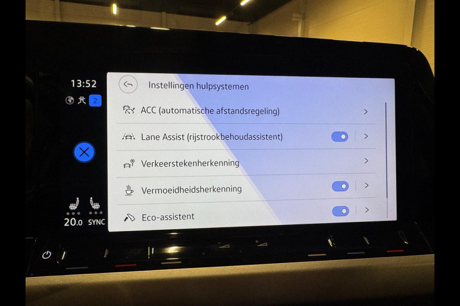Volkswagen Golf 1.0 eTSI DSG Business, Apple Carplay, ACC, Navi, Ambiënte Light, Camera, PDC, Multistuur, Lane Assist, Prive Glas