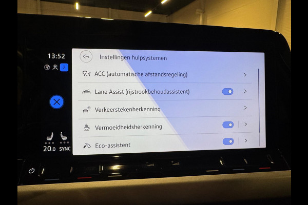 Volkswagen Golf 1.0 eTSI DSG Business, Apple Carplay, ACC, Navi, Ambiënte Light, Camera, PDC, Multistuur, Lane Assist, Prive Glas