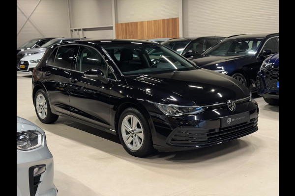 Volkswagen Golf 1.0 eTSI DSG Business, Apple Carplay, ACC, Navi, Ambiënte Light, Camera, PDC, Multistuur, Lane Assist, Prive Glas