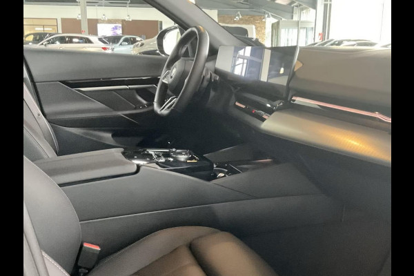 BMW 5 Serie Touring 540d xDrive M-SPORT Pro ** LED, PANORAMA, LEDER, 20-inch LMV, ICONIC GLOW, TREKH ** Ex BMW - € 29.800 onder NP ** ** INFORMEER OOK NAAR ONZE AANTREKKELIJKE FINANCIAL-LEASE TARIEVEN **