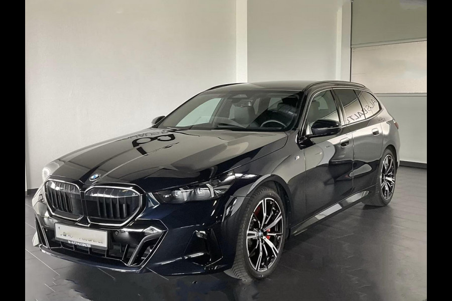 BMW 5 Serie Touring 540d xDrive M-SPORT Pro ** LED, PANORAMA, LEDER, 20-inch LMV, ICONIC GLOW, TREKH ** Ex BMW - € 29.800 onder NP ** ** INFORMEER OOK NAAR ONZE AANTREKKELIJKE FINANCIAL-LEASE TARIEVEN **